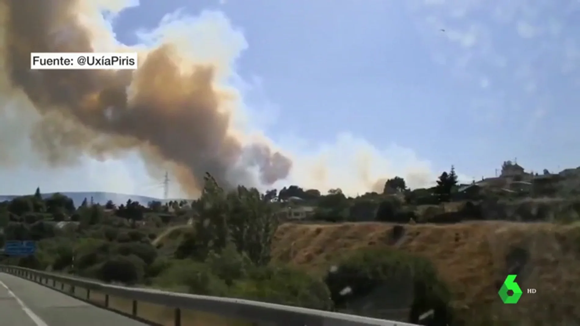 Una veintena de medios terrestres y aéreos trabajan en la extinción de un incendio en Robregordo, Madrid