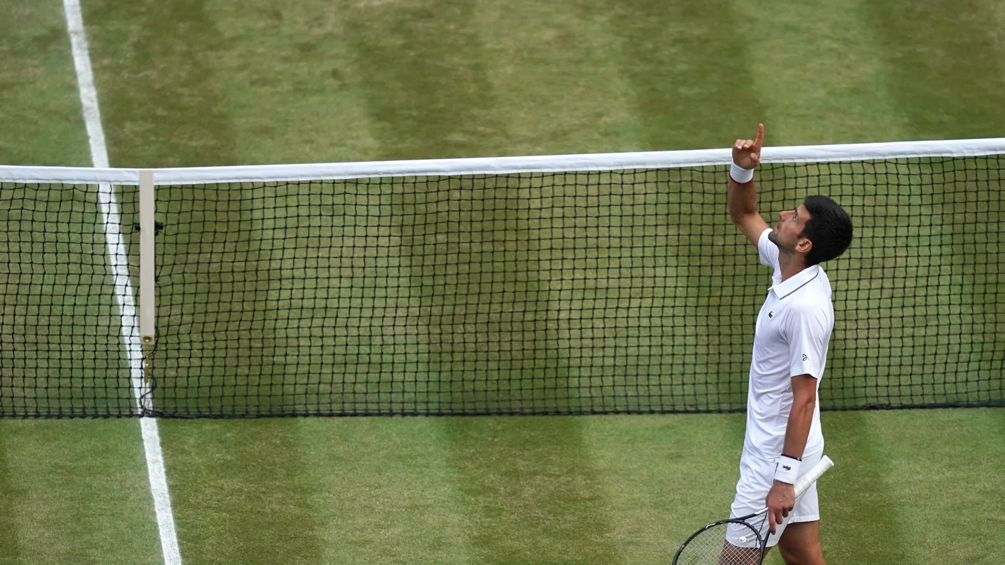 Djokovic celebra el título de Wimbledon Djokovic celebra el título de Wimbledon