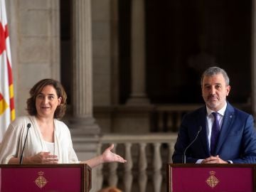 La alcaldesa de Barcelona, Ada Colau (i) , y el presidente del grupo municipal del PSC, Jaume Collboni La alcaldesa de Barcelona, Ada Colau (i) , y el presidente del grupo municipal del PSC, Jaume Collboni