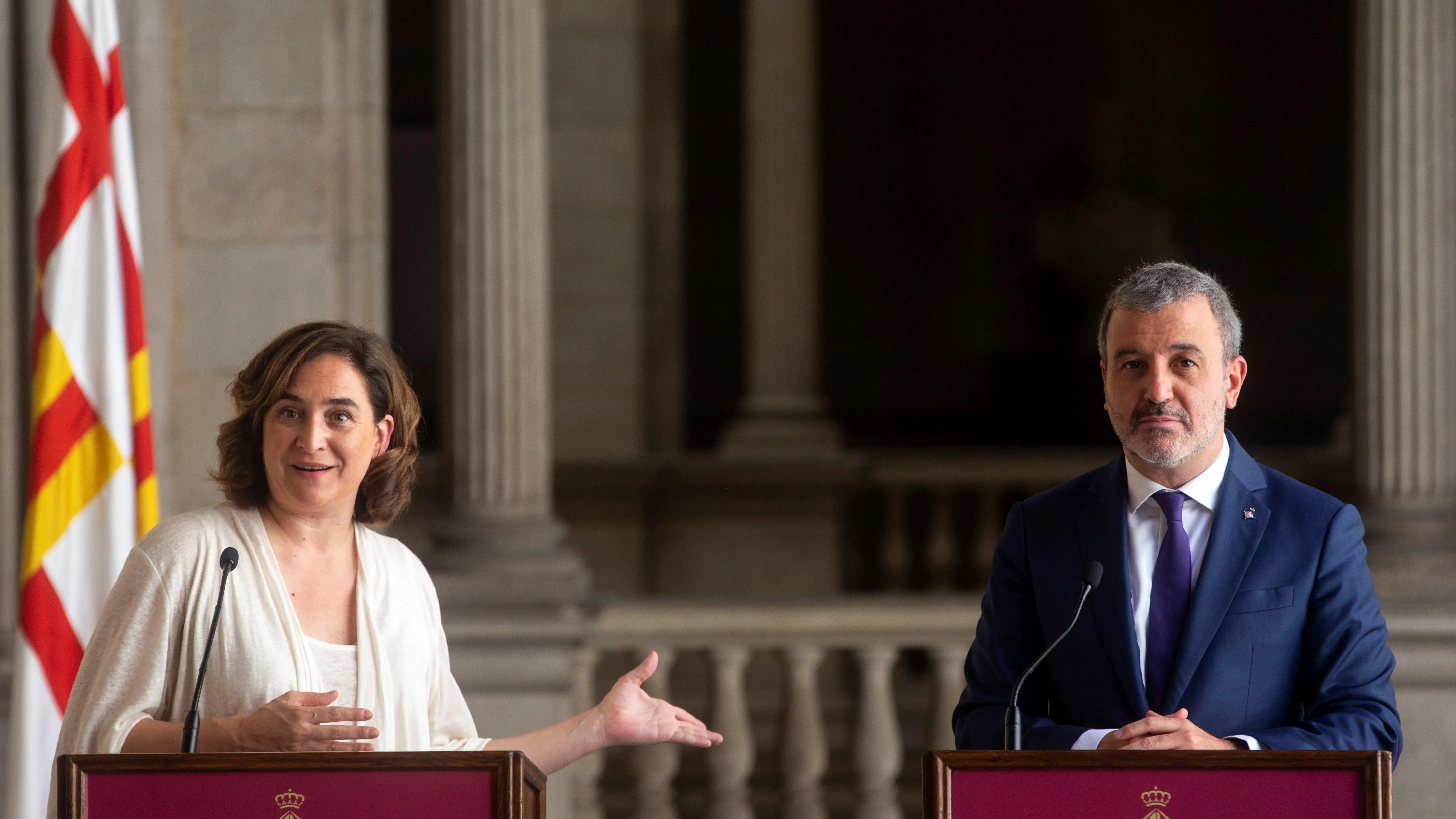 La alcaldesa de Barcelona, Ada Colau (i) , y el presidente del grupo municipal del PSC, Jaume Collboni