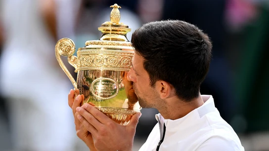 Djokovic besa el trofeo de Wimbledon Djokovic besa el trofeo de Wimbledon