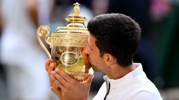 Djokovic besa el trofeo de Wimbledon