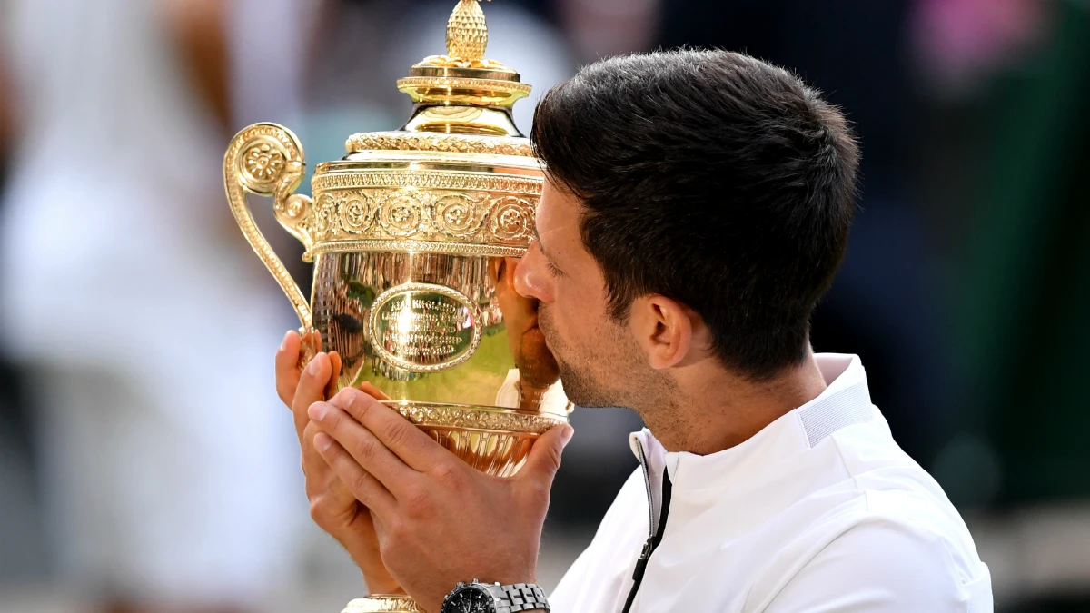 Djokovic besa el trofeo de Wimbledon