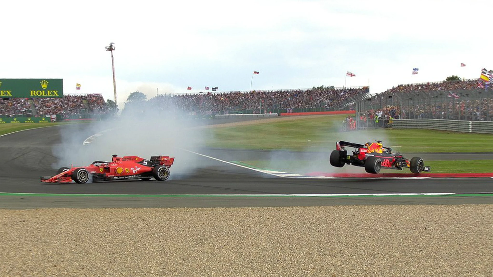 Verstappen, por los aires tras un toque de Vettel