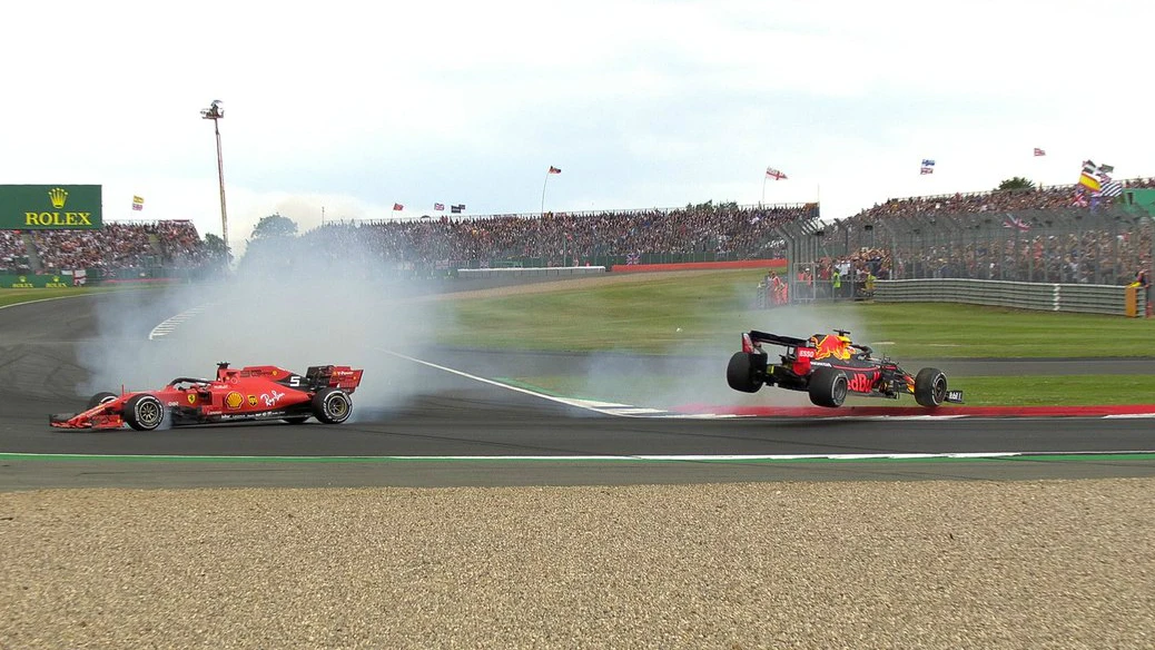 Verstappen, por los aires tras un toque de Vettel