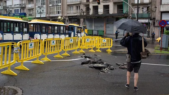 Zona precintada junto a un socavón en una céntrica calle de Ourense Zona precintada junto a un socavón en una céntrica calle de Ourense