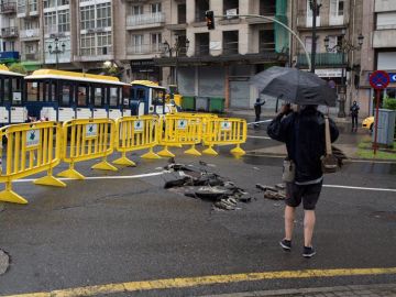 Zona precintada junto a un socavón en una céntrica calle de Ourense Zona precintada junto a un socavón en una céntrica calle de Ourense