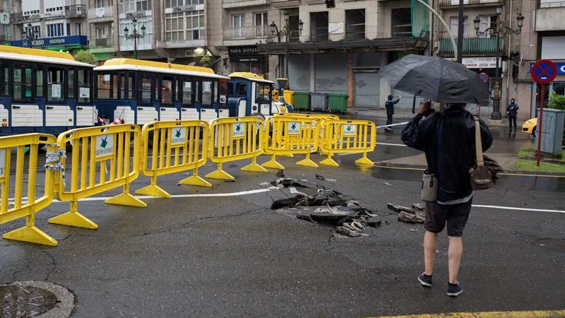  Zona precintada junto a un socavón en una céntrica calle de Ourense