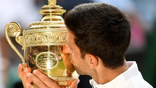 Djokovic besa el trofeo de Wimbledon Djokovic besa el trofeo de Wimbledon