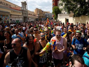 Numerosas personas asisten a la celebración de la tradicional 'Batalla naval de Vallecas ' Numerosas personas asisten a la celebración de la tradicional 'Batalla naval de Vallecas '
