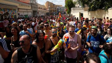 Numerosas personas asisten a la celebración de la tradicional 'Batalla naval de Vallecas '