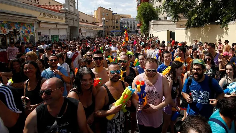 Numerosas personas asisten a la celebración de la tradicional 'Batalla naval de Vallecas '