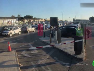 Momento en el que los ladrones roban a un conductor Momento en el que los ladrones roban a un conductor