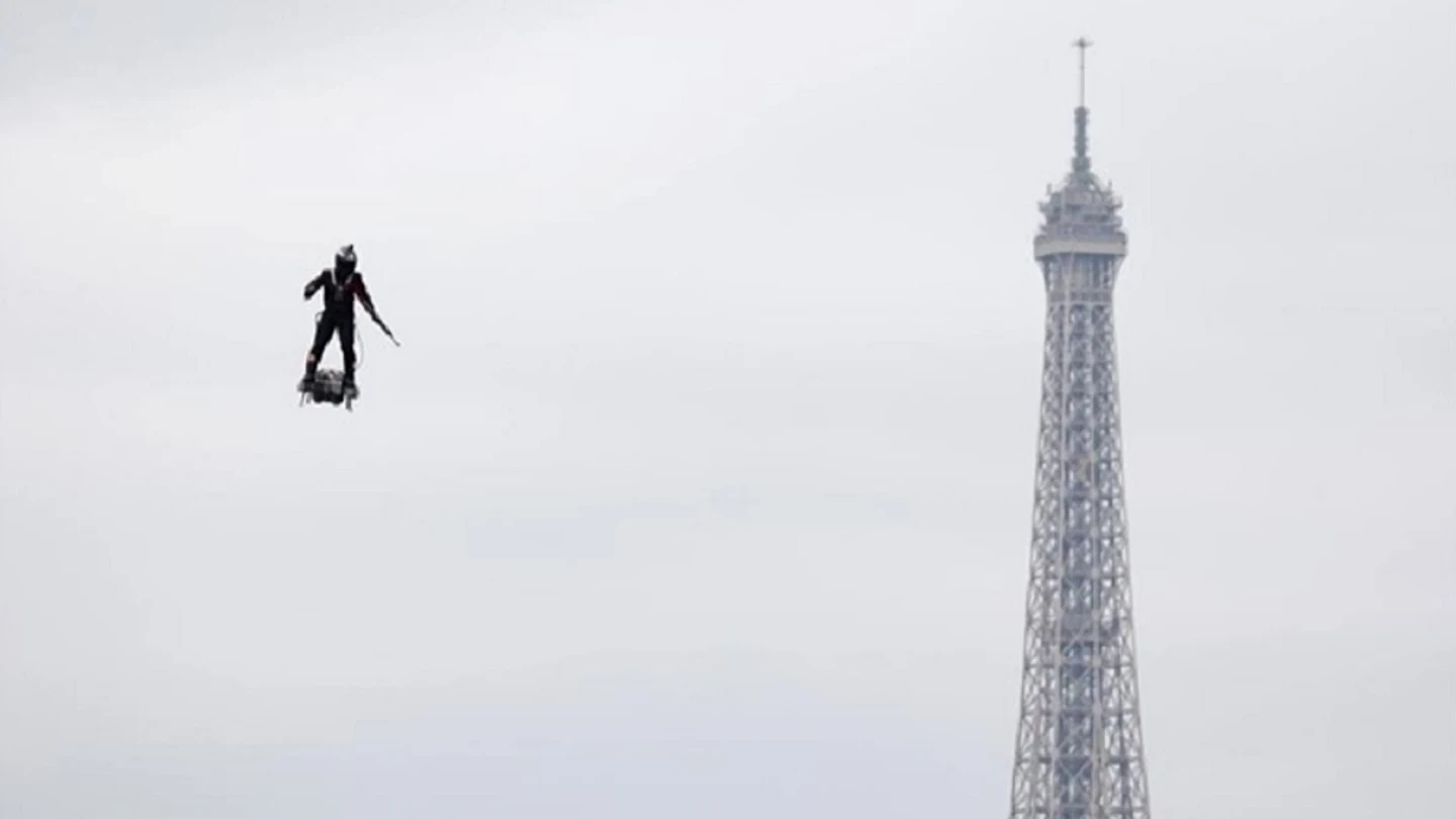 'Soldado volador' en el desfile militar del 14 de julio en Francia 'Soldado volador' en el desfile militar del 14 de julio en Francia.