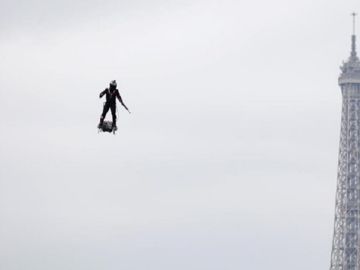 'Soldado volador' en el desfile militar del 14 de julio en Francia 'Soldado volador' en el desfile militar del 14 de julio en Francia