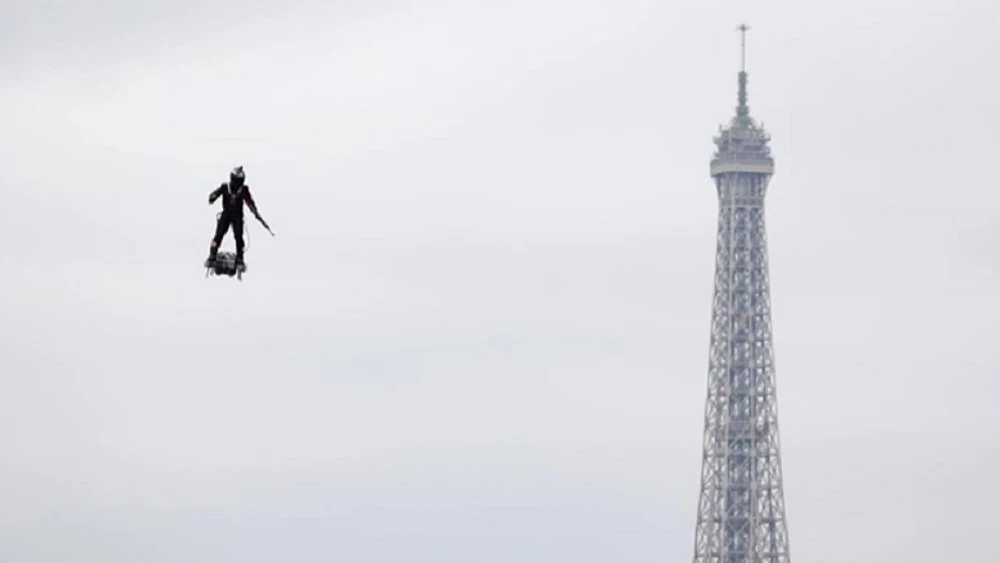 'Soldado volador' en el desfile militar del 14 de julio en Francia.