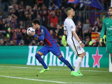Neymar celebra un gol con el Barcelona ante el PSG