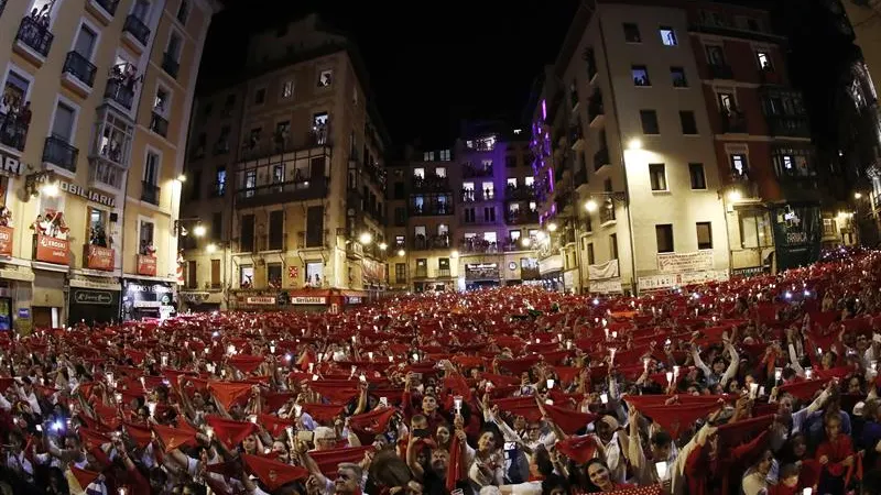 Miles de personas despiden desde la Plaza del Ayuntamiento los Sanfermines de 2019