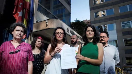 Podemos e Izquierda Unida denuncian a Vox ante la Fiscalía Podemos e Izquierda Unida denuncian a Vox ante la Fiscalía