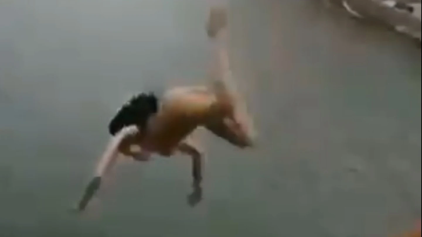 Una mujer se lanza desnuda desde un puente Una mujer se lanza desnuda desde un puente