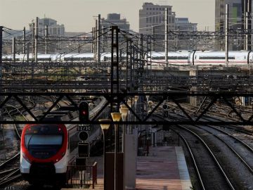 Vista de las vías de tren en la estación madrileña de Atocha Vista de las vías de tren en la estación madrileña de Atocha