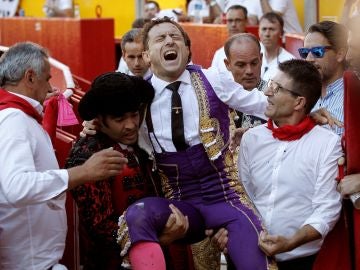 El momento en el que 'Rafaelillo' es evacuado de la plaza tras recibir una cornada El momento en el que 'Rafaelillo' es evacuado de la plaza tras recibir una cornada