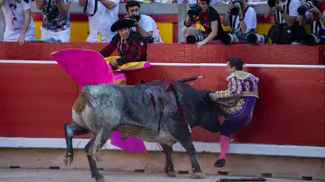 El momento en el que 'Rafaelillo' es alcanzado por el toro