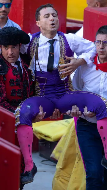 El momento en el que 'Rafaelillo' es sacado de la plaza de toros tras ser corneado El momento en el que 'Rafaelillo' es sacado de la plaza de toros tras ser corneado
