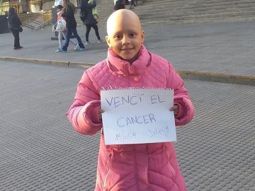Delfina sostiene un cartel con el mensaje "vencí el cáncer" Delfina sostiene un cartel con el mensaje "vencí el cáncer"