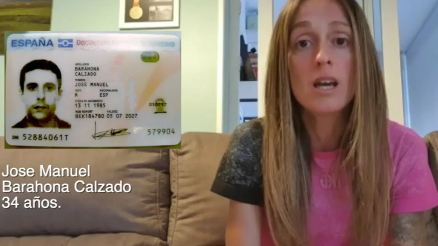 Azara García muestra el DNI del estafador del Aeropuerto de Barajas Azara García muestra el DNI del estafador del Aeropuerto de Barajas