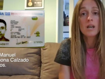 Azara García muestra el DNI del estafador del Aeropuerto de Barajas Azara García muestra el DNI del estafador del Aeropuerto de Barajas