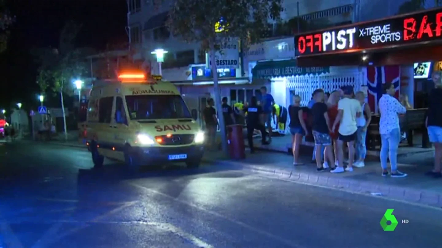 Una ambulancia en una de las zonas de fiesta de Palma de Mallorca. Una ambulancia en una de las zonas de fiesta de Palma de Mallorca.