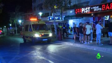 Una ambulancia en una de las zonas de fiesta de Palma de Mallorca. 