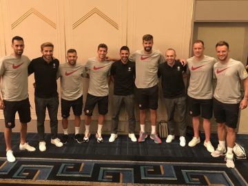 Iniesta, Villa y Samper junto a sus excompañeros Iniesta, Villa y Samper junto a sus excompañeros