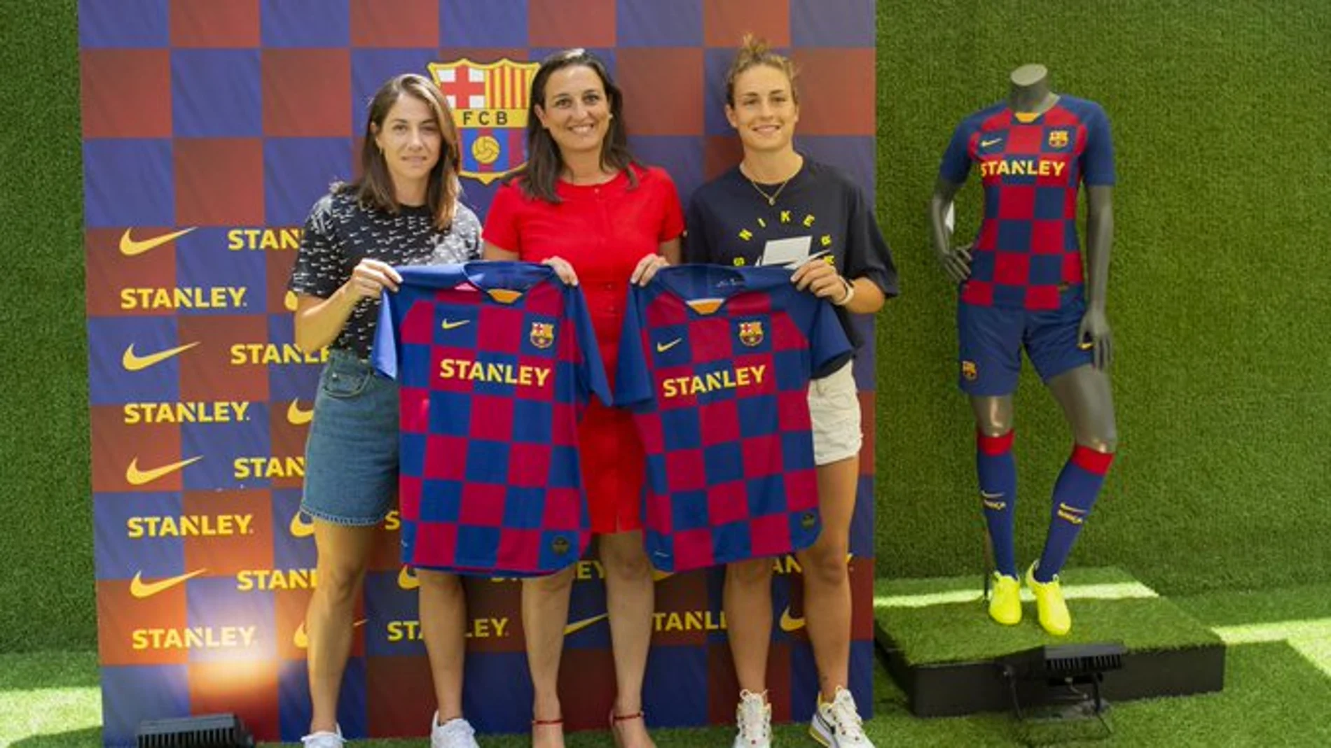 Acostumbrados a reunirse reinado El Barcelona pone a la venta por primera vez en su historia las camisetas  de su equipo femenino