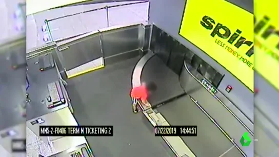 Un niño de dos años es 'engullido' por una cinta transportadora en un aeropuerto Un niño de dos años es 'engullido' por una cinta transportadora en un aeropuerto