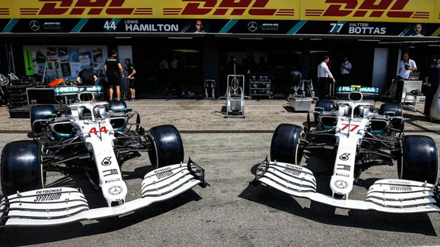 Los dos Mercedes, de blanco Los dos Mercedes, de blanco