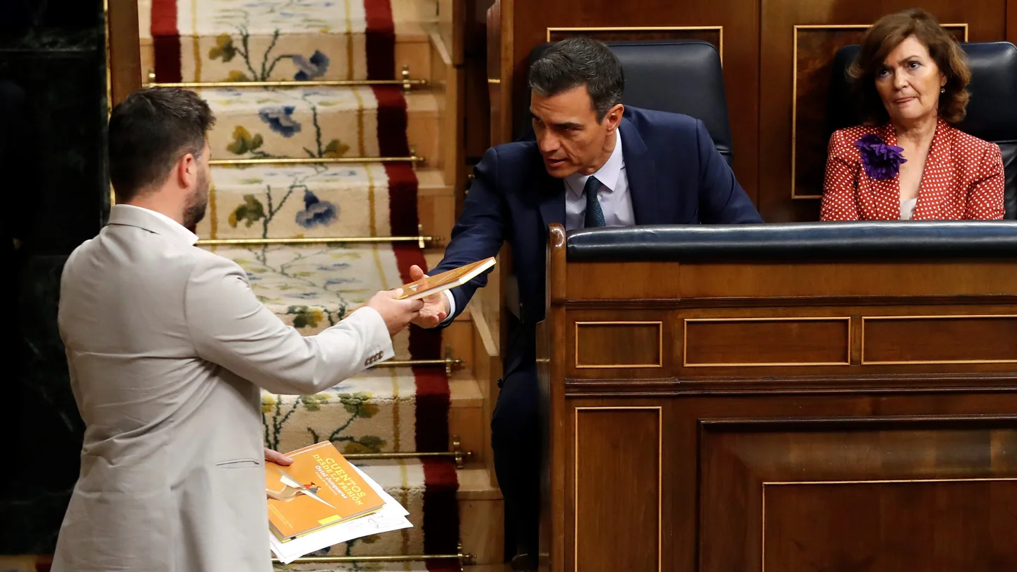 Rufián entrega a Sánchez el libro de Oriol Junqueras Rufián entrega a Sánchez el libro de Oriol Junqueras