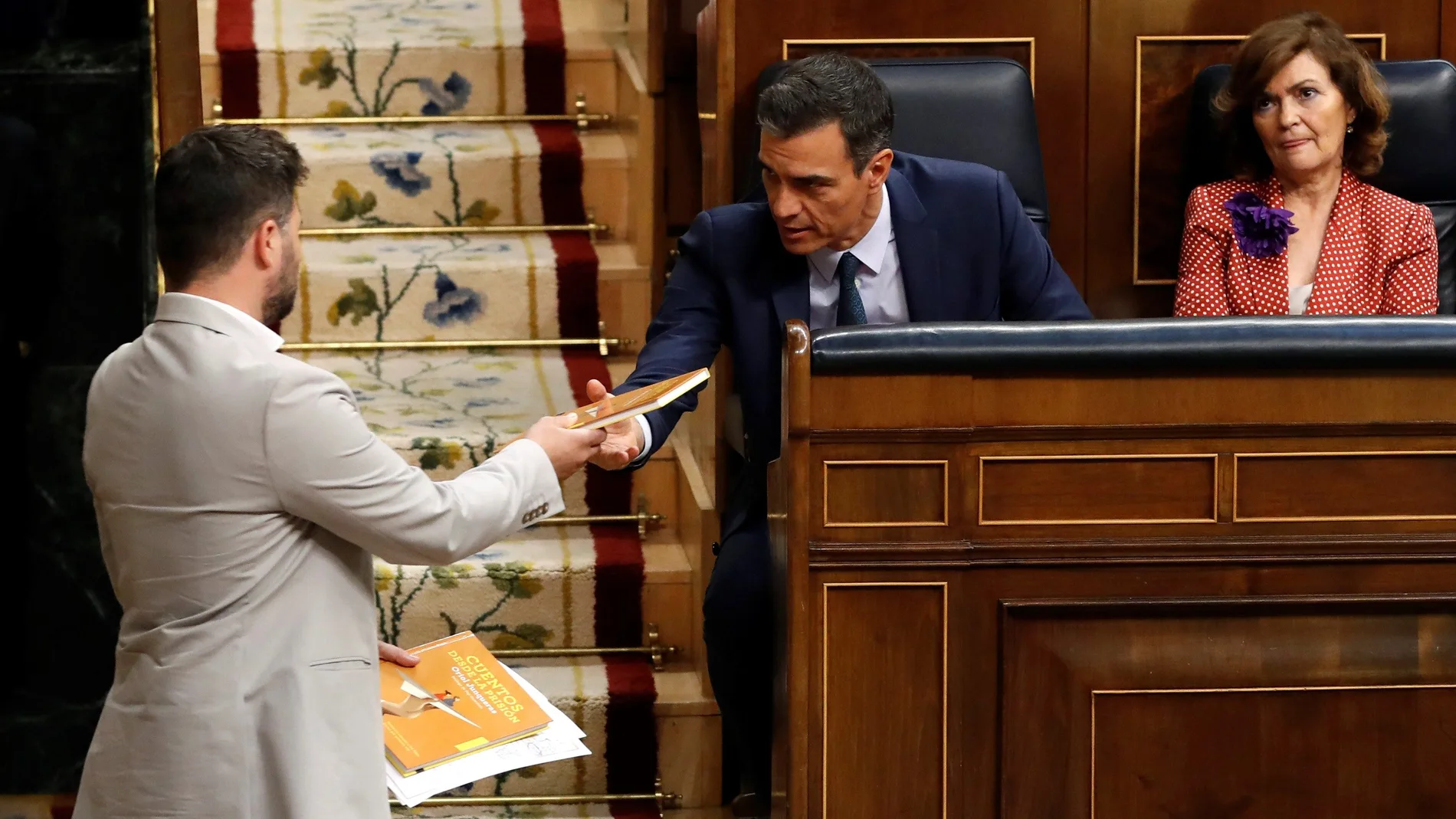 Rufián entrega a Sánchez el libro de Oriol Junqueras