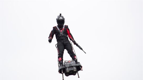 Franky Zapata vuela sobre su flyboard