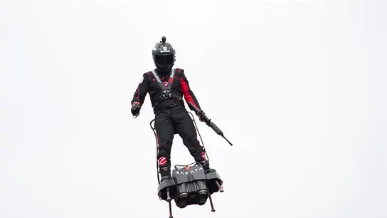 Franky Zapata vuela sobre su flyboard Franky Zapata vuela sobre su flyboard