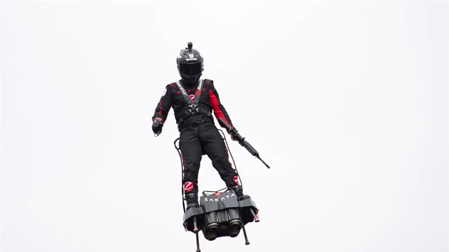 Franky Zapata vuela sobre su flyboard Franky Zapata vuela sobre su flyboard
