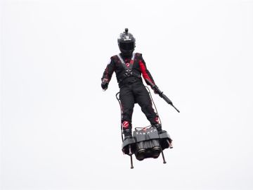 Franky Zapata vuela sobre su flyboard Franky Zapata vuela sobre su flyboard