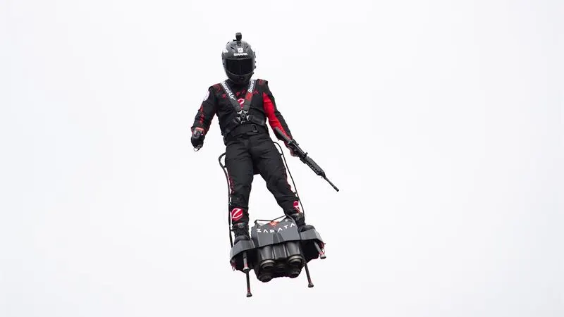 Franky Zapata vuela sobre su flyboard