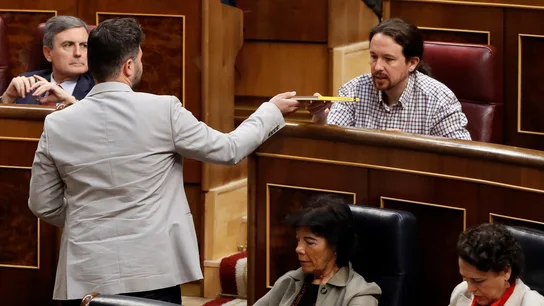 Gabriel Rufián entrega el libro de Oriol Junqueras a Pablo Iglesias Gabriel Rufián entrega el libro de Oriol Junqueras a Pablo Iglesias