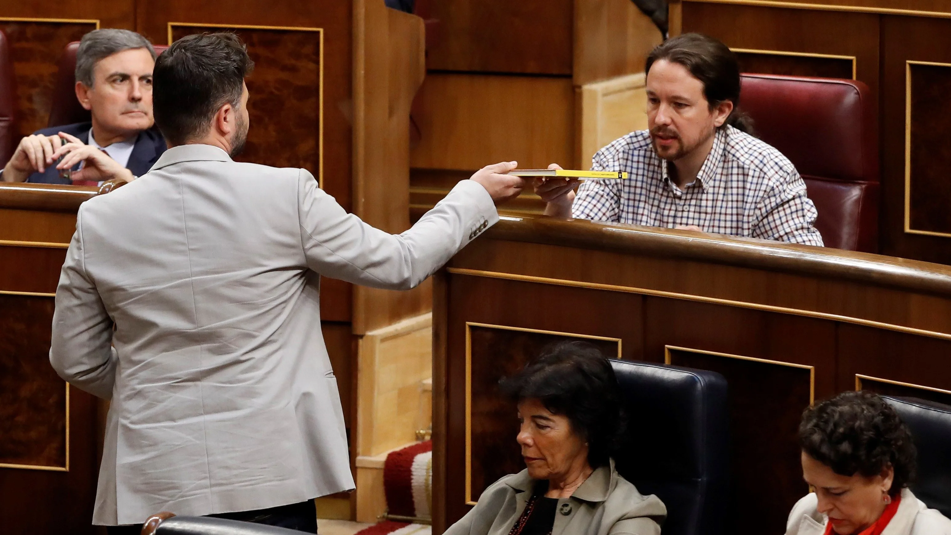 Gabriel Rufián entrega el libro de Oriol Junqueras a Pablo Iglesias