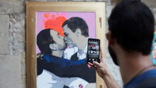 Sánchez e Iglesias se funden en un beso en un grafiti en Barcelona Sánchez e Iglesias se funden en un beso en un grafiti en Barcelona