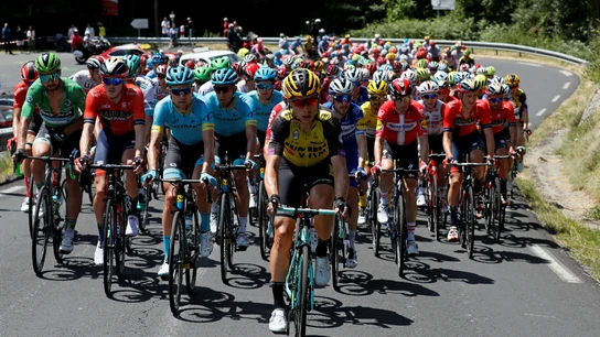 Tony Martin lidera el pelotón Tony Martin lidera el pelotón