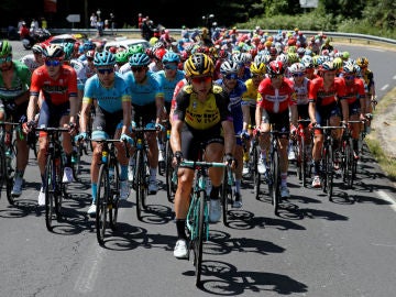 Tony Martin lidera el pelotón Tony Martin lidera el pelotón
