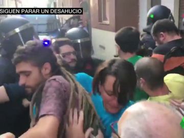 Casi un centenar de vecinos y activistas impiden un desahucio en Premiá de Mar, Barcelona Casi un centenar de vecinos y activistas impiden un desahucio en Premiá de Mar, Barcelona